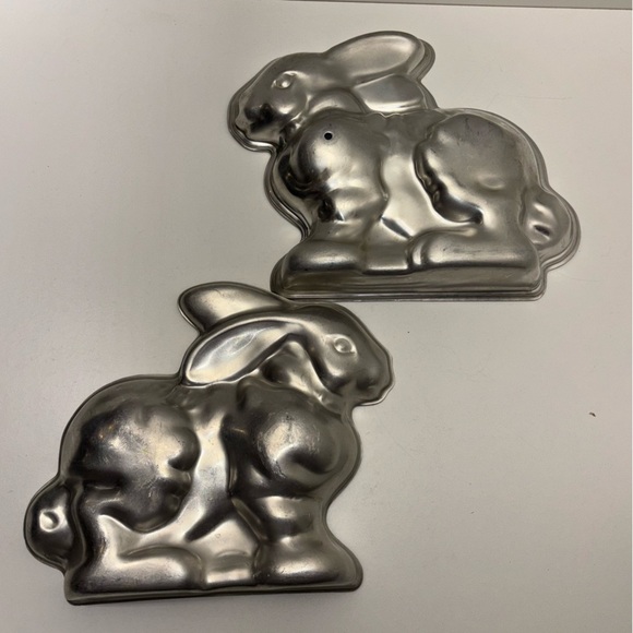 Vintage 70s NordicWare 3D bunny 2-piece aluminum cake pan - Picture 3 of 7